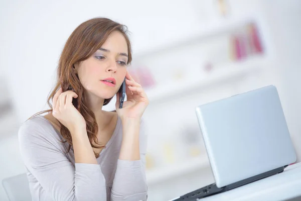 Dame Telefon Blick Auf Laptop — Stockfoto