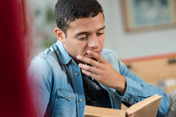 Homem Lendo Livro Uma Biblioteca — Fotografia de Stock