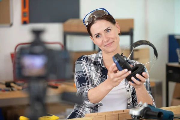 Młoda Kobieta Mechanik Nagrywanie Wideo Jej Blogu — Zdjęcie stockowe