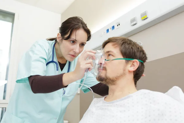 Medico Femminile Con Maschera Ossigeno Sulla Bocca Dei Pazienti Maschi — Foto Stock