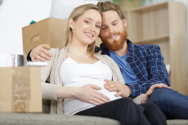 Feliz Casal Grávida Sentado Sofá Descansando — Fotografia de Stock