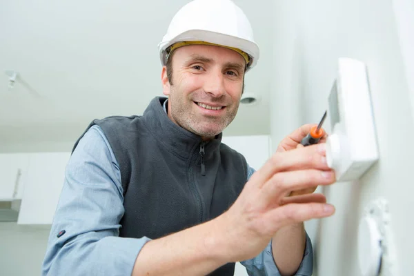 Hombre Instalando Termostato Habitación Programable — Foto de Stock