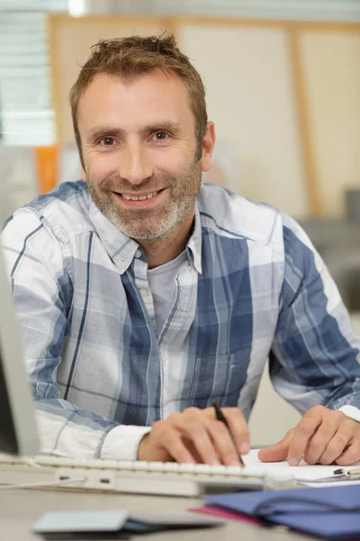 Sorrindo Homem Com Laptop Escritório — Fotografia de Stock