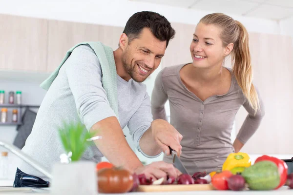 幸せなカップルが一緒に料理をする姿を — ストック写真