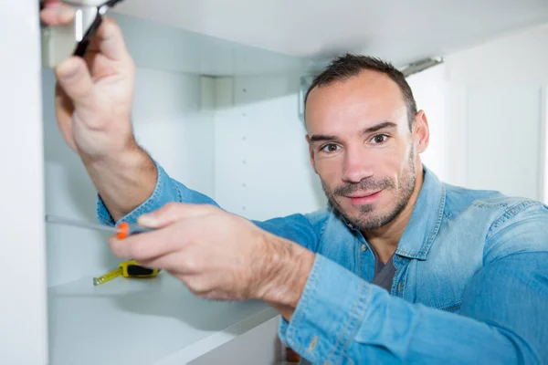 Klusjesman Repareren Van Een Garderobe — Stockfoto