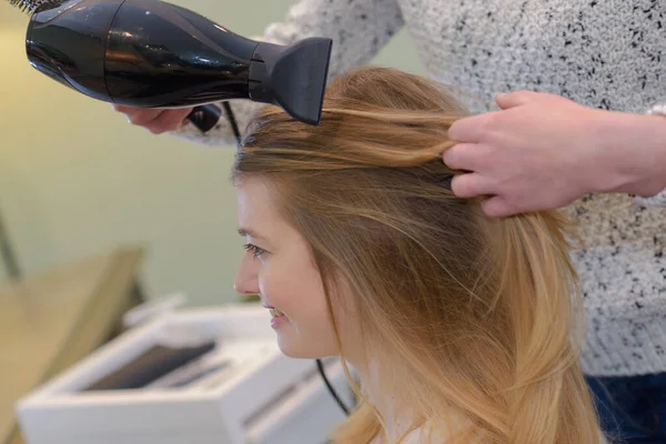 Een Kapper Styling Klanten Haar — Stockfoto