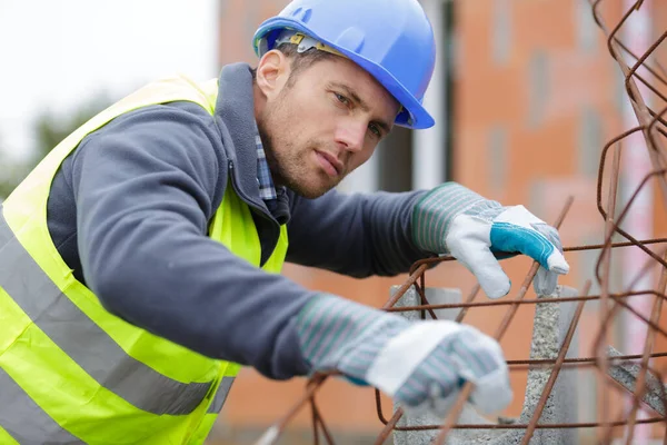 Trabajador Está Fijando Una Barra Acero Obra —  Fotos de Stock