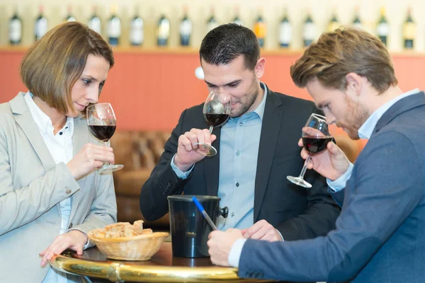 Feliz Joven Pareja Degustación Vino — Foto de Stock