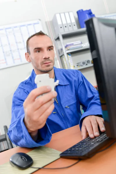 Man Jämför Objekt Till Bild Skärmen — Stockfoto