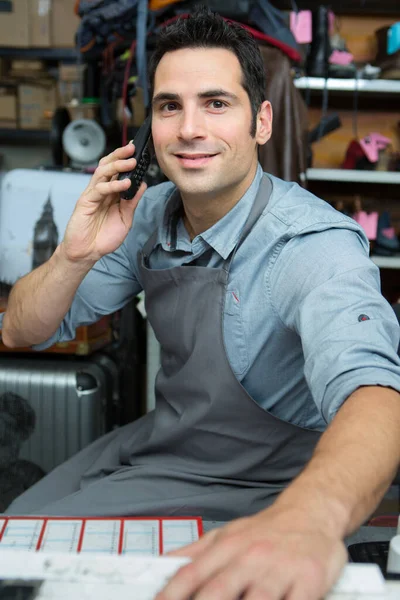 Ein Schuster Telefoniert — Stockfoto