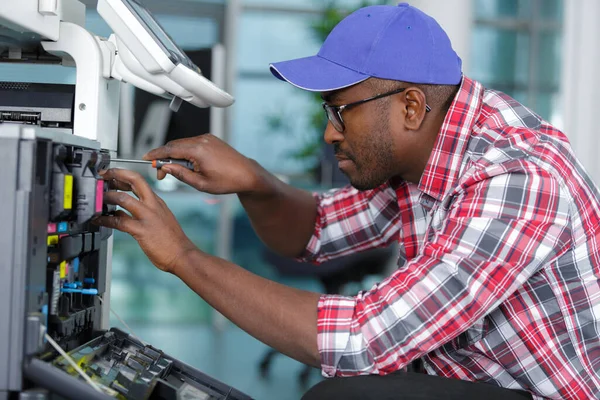 Young Male Technician Repairing Digital Photocopier Machine — Stock Photo, Image