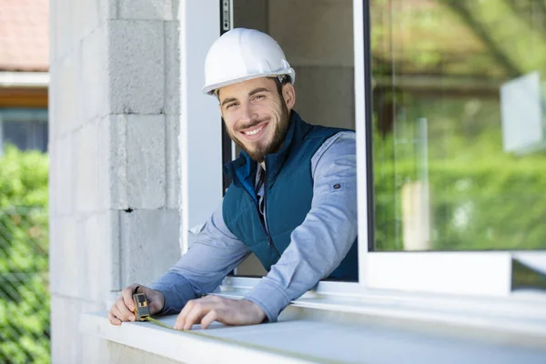 Homem Construtor Sorrindo Fora Janela — Fotografia de Stock