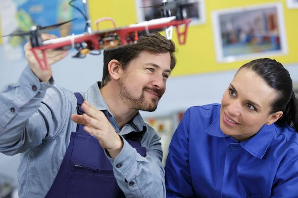 Mannlige Kvinnelige Ingeniører Som Jobber Samle Seg Drone – stockfoto