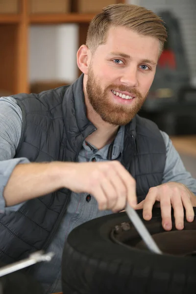 Monteur Met Autobanden Bandenwinkel — Stockfoto