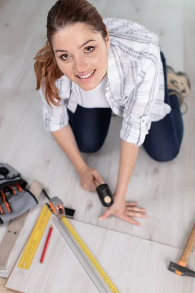 Feliz Jovem Mulher Medindo Marcando Azulejo Piso Laminado — Fotografia de Stock