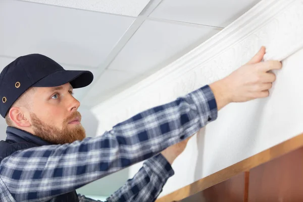 Elettricista Maschio Che Controlla Tensione Della Presa — Foto Stock