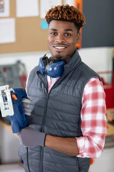 Jonge Man Bouwer Timmerman Poseren Met Schuren Machine — Stockfoto