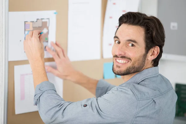 Man Pinning Notice Cork Board — Stock Photo, Image