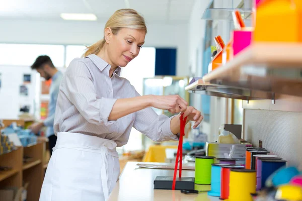 Werknemer Die Een Chocoladedoos Maakt — Stockfoto