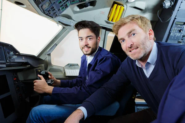 Retrato Dois Pilotos Voando Avião Jato — Fotografia de Stock