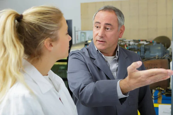 Man Woman Talking Repairing Aircraft — Stock Photo, Image