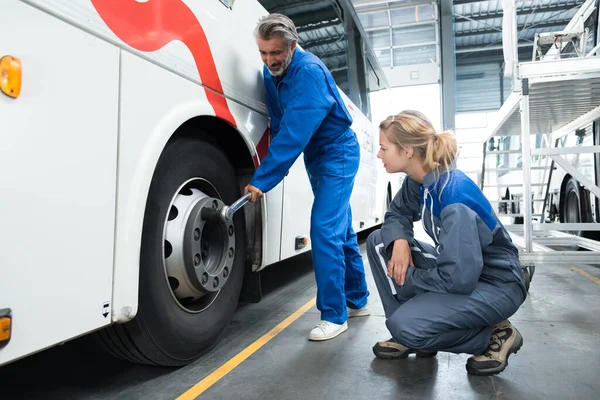 Жінка Вчиться Ремонтувати Автобус — стокове фото