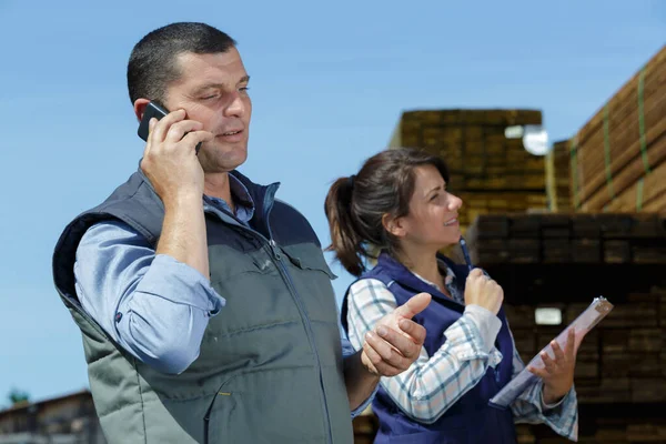 Manlig Arbetstagare Telefonen Utanför Lagret — Stockfoto