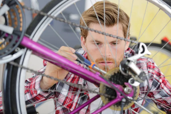 Man Gericht Het Bevestigen Van Zijn Fiets — Stockfoto