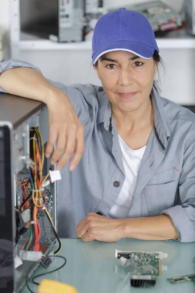 Mujer Años Arreglando Una Computadora — Foto de Stock