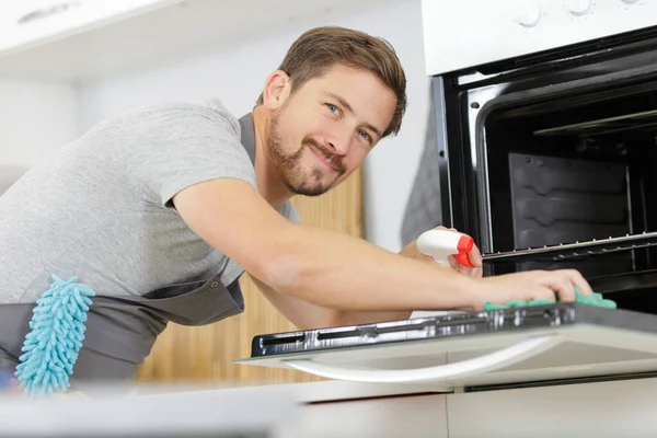 Retrato Homem Pulverização Produto Para Limpar Forno — Fotografia de Stock