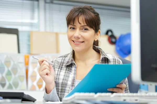 Attraktive Frau Lächelt Und Gestikuliert Mit Den Händen — Stockfoto