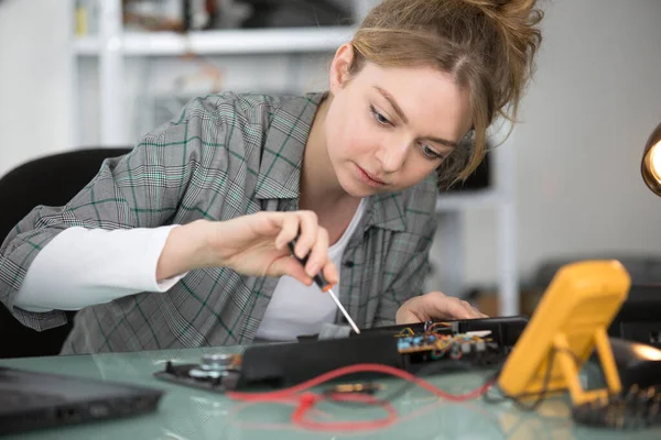 Mujer Reparación Parte Computadora Centro Servicio — Foto de Stock