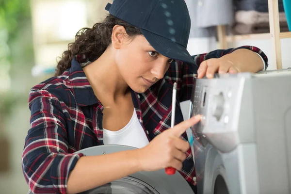 Kvinnlig Tekniker Reparera Tvättmaskin — Stockfoto