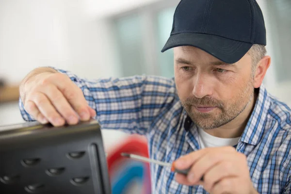 Reparatör Med Skruvmejsel Fixering Ugn Kök — Stockfoto