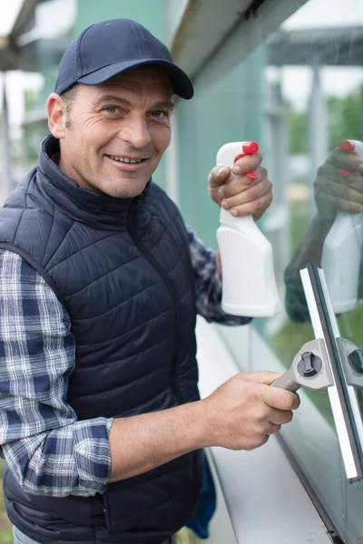 Professioneller Fensterputzer Seift Und Quetscht Ein Fenster Sauber — Stockfoto