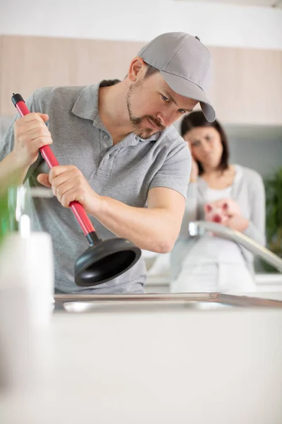 Plomero Masculino Usando Émbolo Fregadero Cocina —  Fotos de Stock