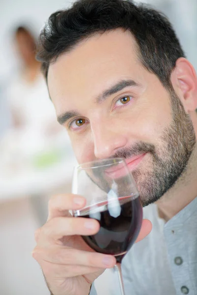 Bir Adam Şarap Tadıyor — Stok fotoğraf