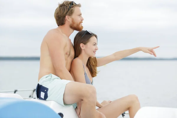 Glada Unga Par Som Har Roligt Och Koppla Stranden — Stockfoto