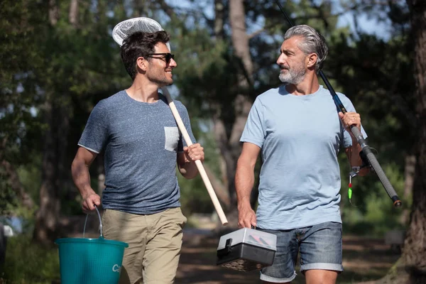 Dos Hombres Que Llevan Equipo Pesca — Foto de Stock