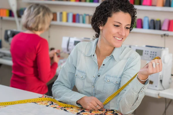 Donna Professionale Misurazione Materiale Tessile Presso Atelier Cucito — Foto Stock