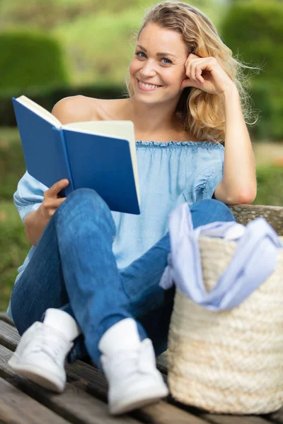 Gelukkig Brunette Met Een Notebook Handen — Stockfoto