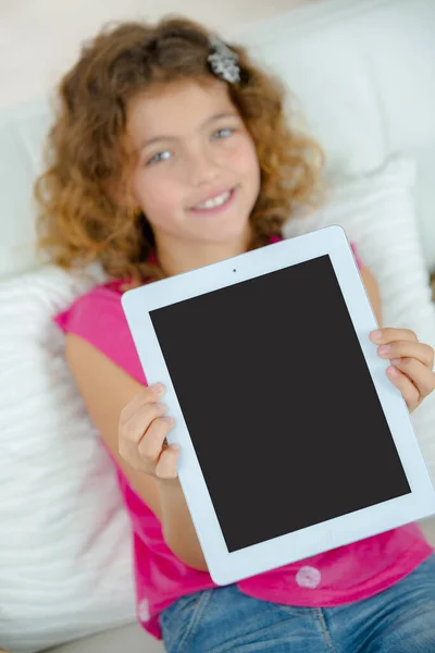 Niña Sosteniendo Una Tableta —  Fotos de Stock