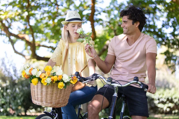 Feliz Joven Pareja Amor Ciclismo —  Fotos de Stock