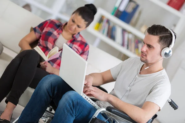 Gehandicapte Man Met Laptop Naast Zijn Vriendin — Stockfoto