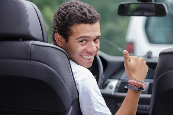 Νεαρός Άνδρας Οδηγός Κάνει Αντίχειρας Χειρονομία Στο Πίσω Μέρος Του — Φωτογραφία Αρχείου