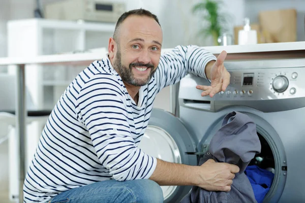 Lustiger Mann Beim Wäschewaschen Hause — Stockfoto