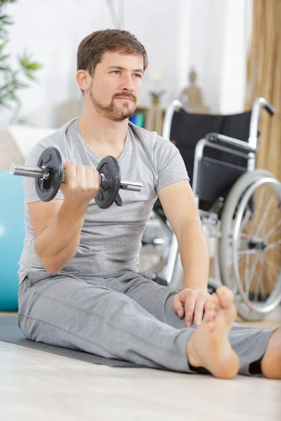 Mężczyzna Wózku Inwalidzkim Uprawia Sport Odzyskiwania — Zdjęcie stockowe