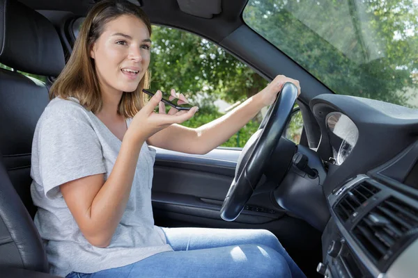 Kvinna Som Använder Sin Telefon Bilen — Stockfoto