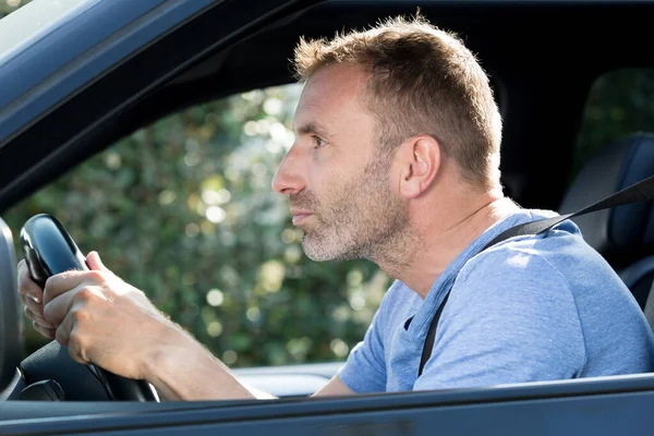 Hombre Sentado Detrás Del Volante Del Coche — Foto de Stock