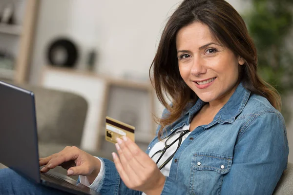 Giovane Donna Carina Sicura Che Lavora Con Laptop Carta Credito — Foto Stock